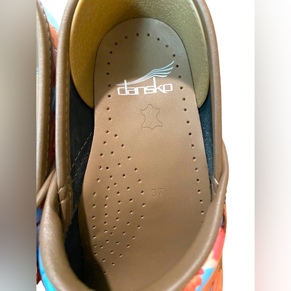 FINAL PRICE-Dansko New Women's Professional Clogs Poppies
Patent Leather - Picture 9 of 12